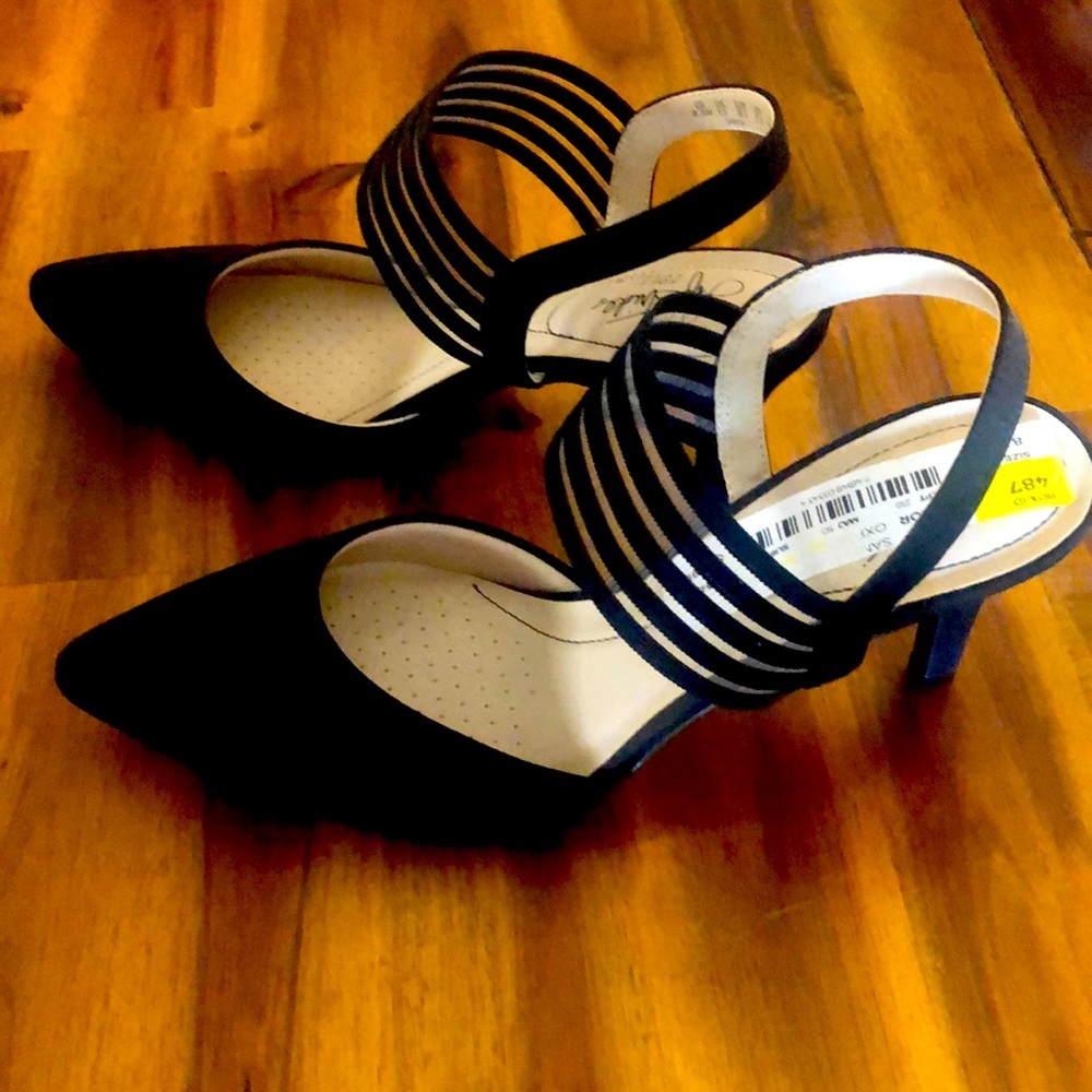 LifeStride Black Woman’s strappy heels